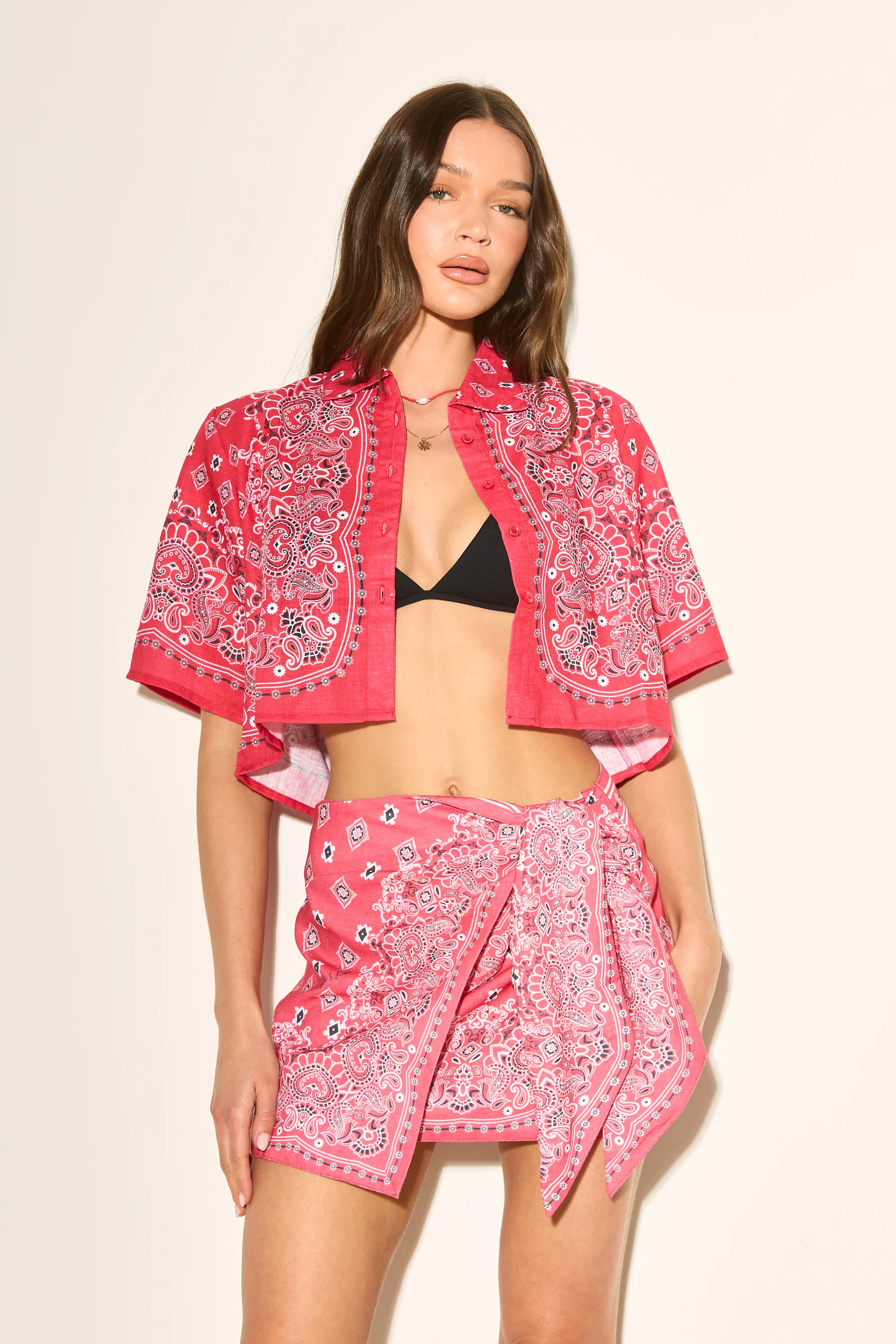 BANDANA PRINT Red Cropped Shirt - Image 4