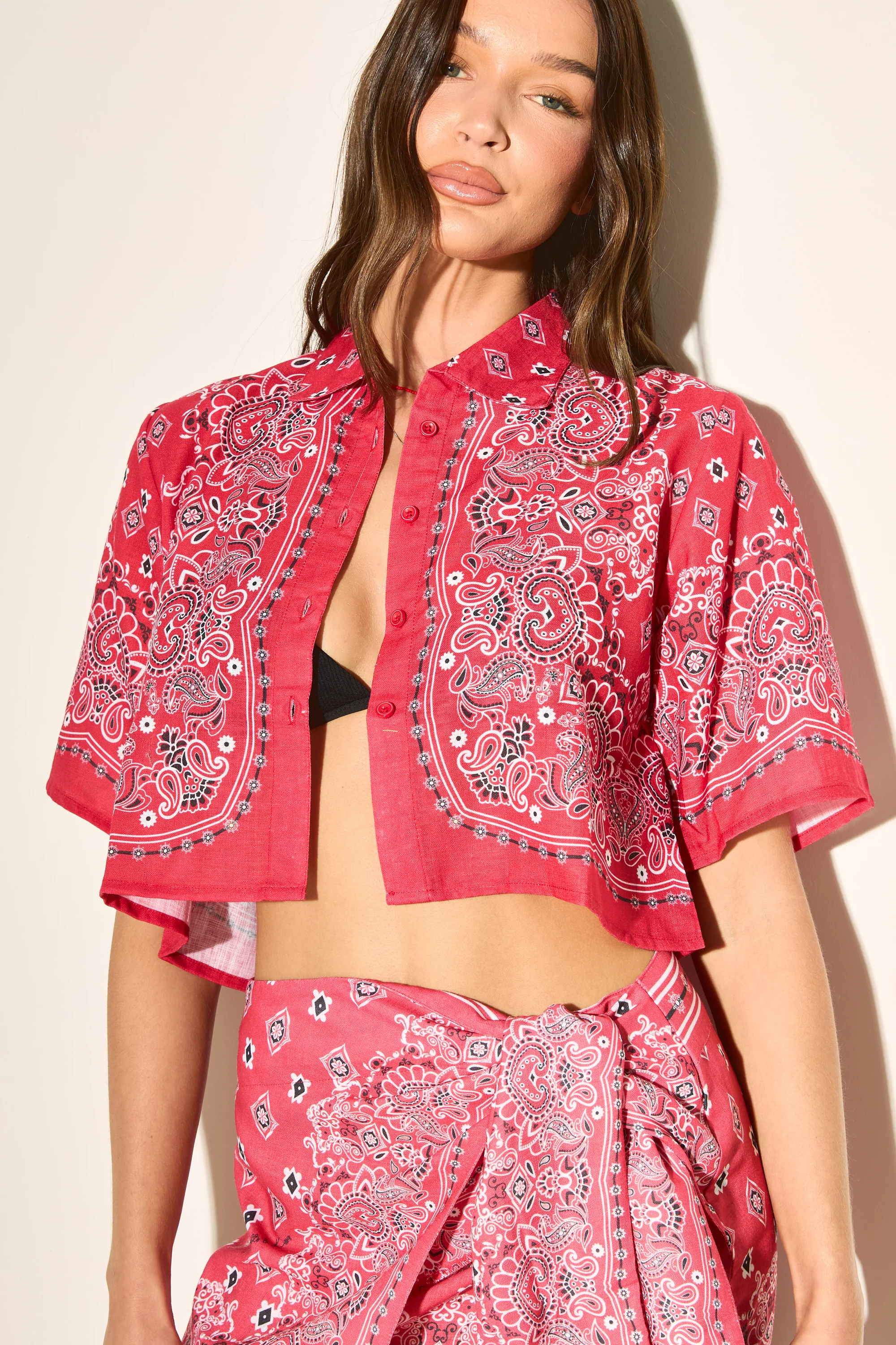 BANDANA PRINT Red Cropped Shirt - Image 5